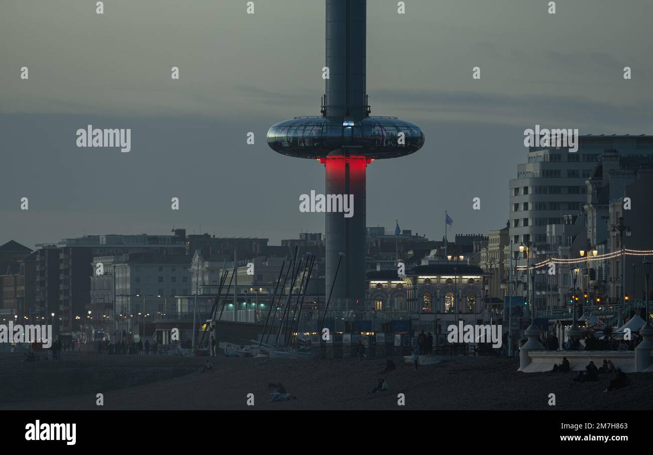 Die Aussichtsplattform des i360. Turms erhebt sich während der Blue Hour an der Küste von Brighton, East Sussex Stockfoto