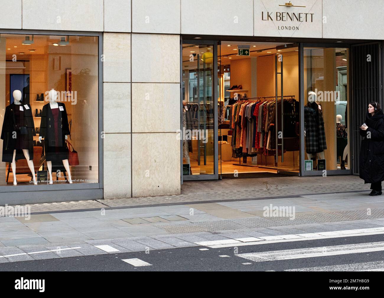 LK Bennett Schaufenster/visuelles Merchandising des Bond Street Stores und gehobenes, wohlhabendes, gehobenes Luxusgeschäft Stockfoto