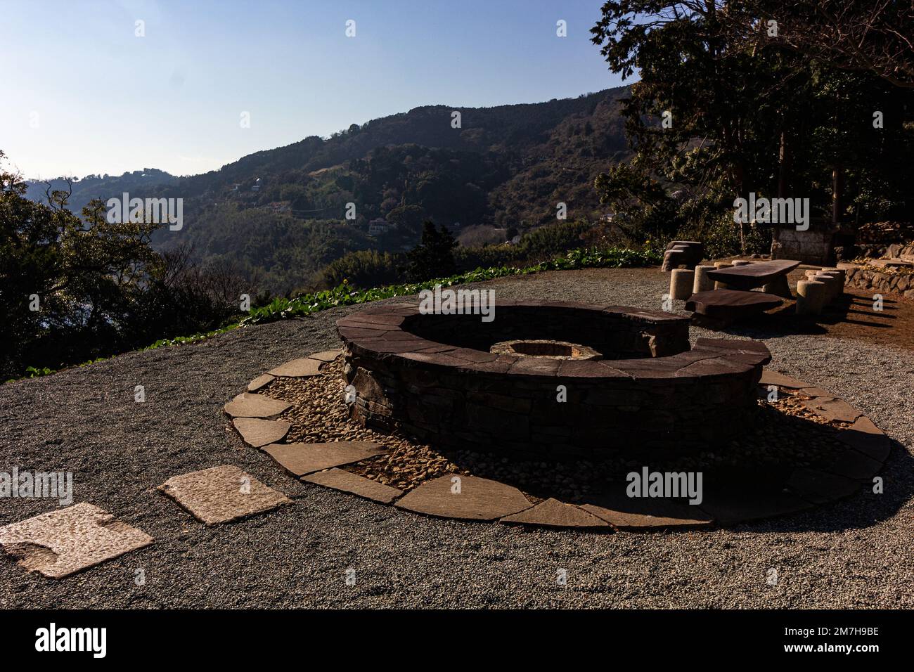 Enoura Observatory Garden das Enoura Observatory wurde an einem malerischen Ort auf der Grundlage des Konzepts der Rückkehr zu den Ursprüngen von Mensch und Kunst geschaffen Stockfoto