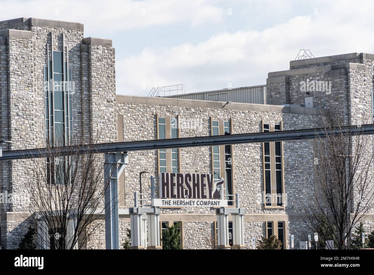 Hershey, Pennsylvania, USA -17. November 2022: Der Eingang der Schokoladenfabrik der Hershey Company in der Innenstadt von Hershey Stockfoto