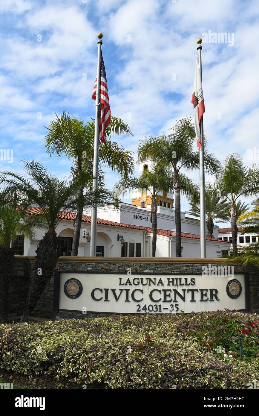 LAGUNA HILLS, KALIFORNIEN - 8. JANUAR 2023: Schild am Laguna Hills Civic Center auf der El Toro Road. Stockfoto