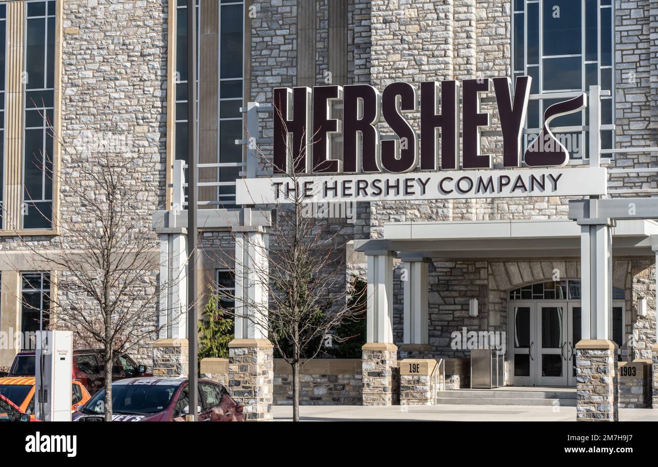 Hershey, Pennsylvania, USA -17. November 2022: Der Eingang der Schokoladenfabrik der Hershey Company in der Innenstadt von Hershey. Stockfoto