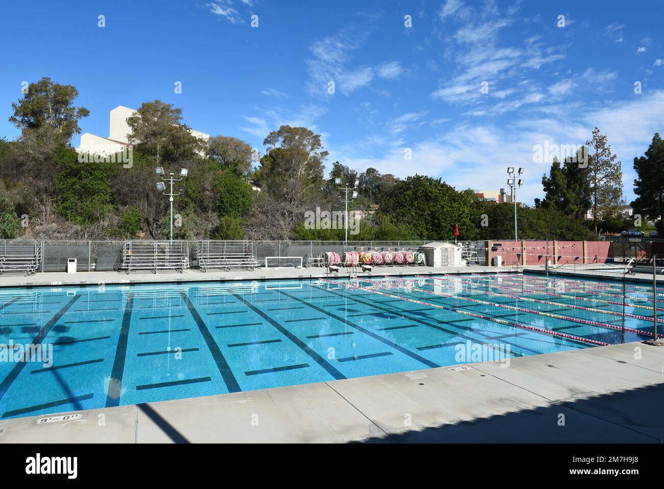 MISSION VIEJO, KALIFORNIEN - 8. JANUAR 2023: Aquatics Center Pool auf dem Campus des Saddleback College. Stockfoto