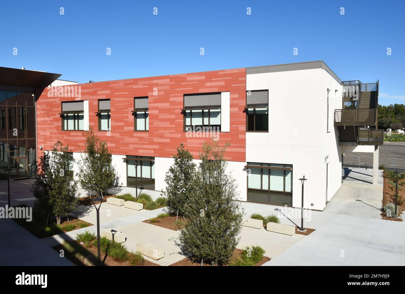 MISSION VIEJO, KALIFORNIEN - 8. JANUAR 2023: Hinterhof des Advanced Technology and Applied Science Building, ATAS, auf dem Campus von Saddleback Coll Stockfoto