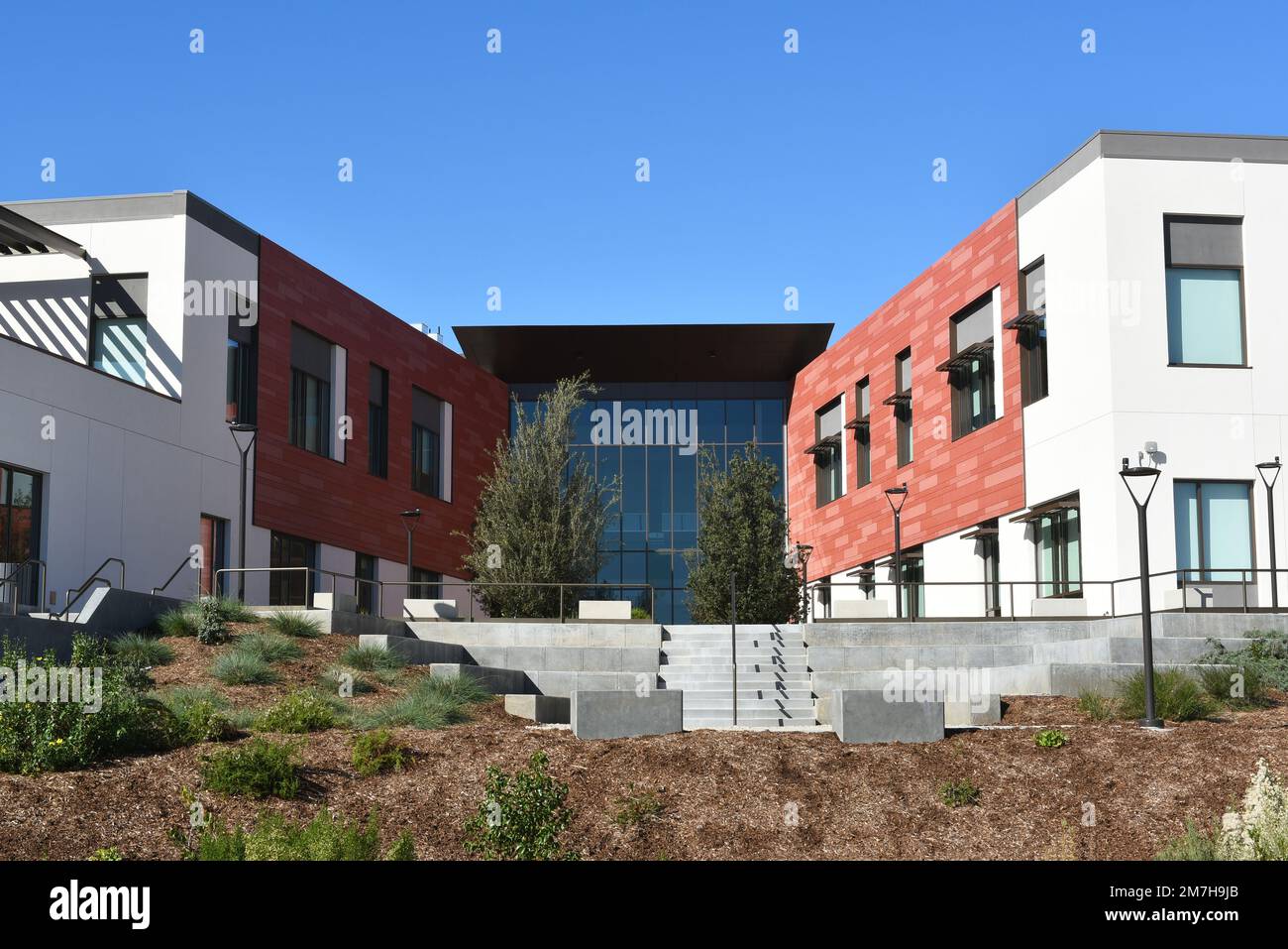 MISSION VIEJO, KALIFORNIEN - 8. JANUAR 2023: Advanced Technology and Applied Science Building, ATAS, auf dem Campus des Saddleback College. Stockfoto