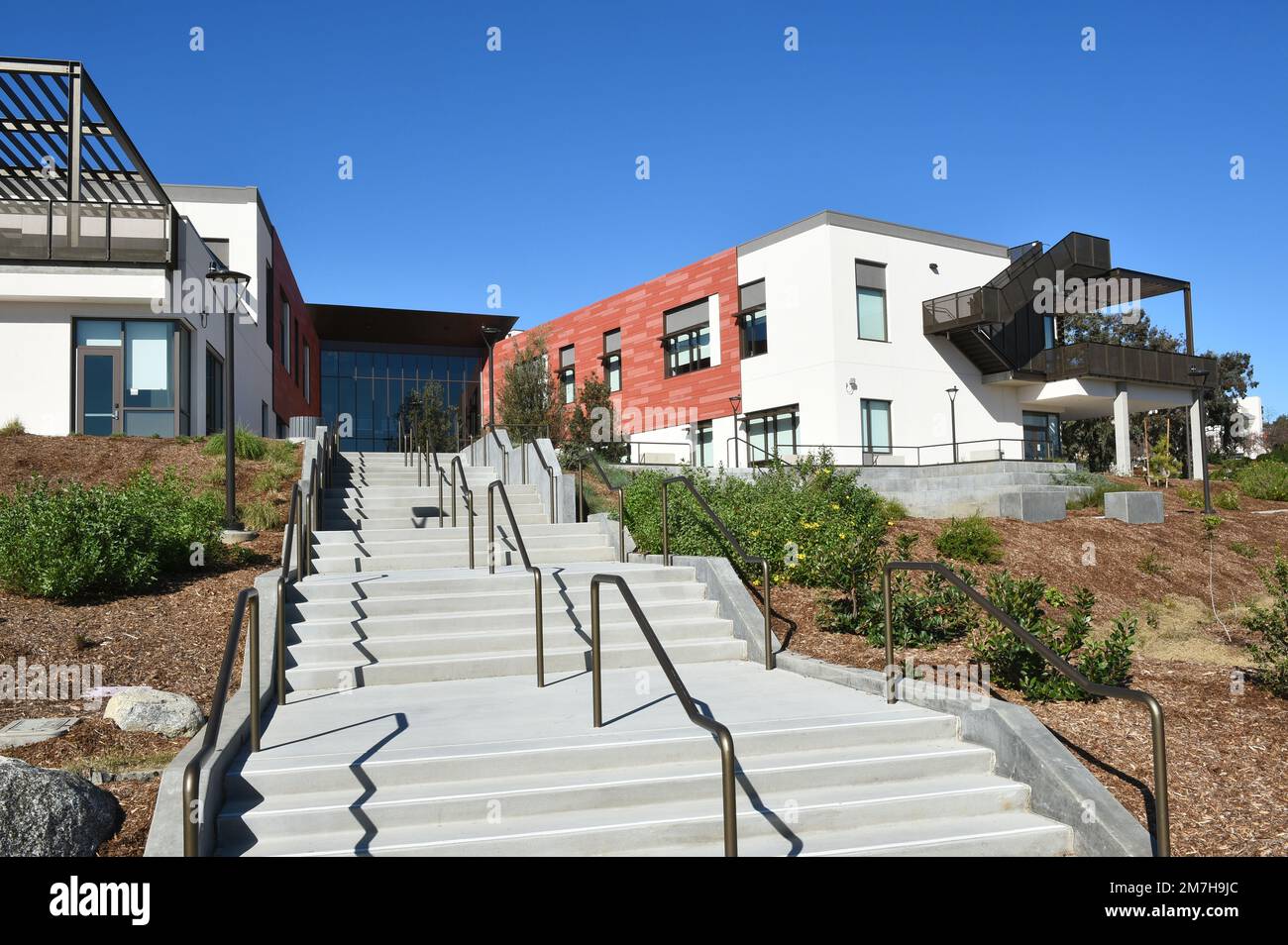 MISSION VIEJO, KALIFORNIEN - 8. JANUAR 2023: Hintertreppe zum Advanced Technology and Applied Science Building, ATAS, auf dem Campus von Saddleba Stockfoto