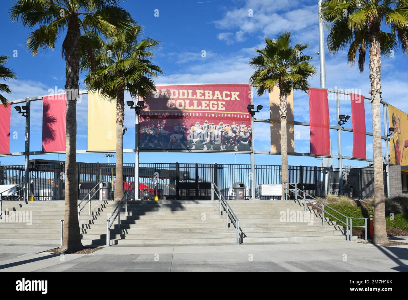 MISSION VIEJO, KALIFORNIEN - 8. JANUAR 2023: Eintritt zum Fußballstadion auf dem Campus des Saddleback College. Stockfoto