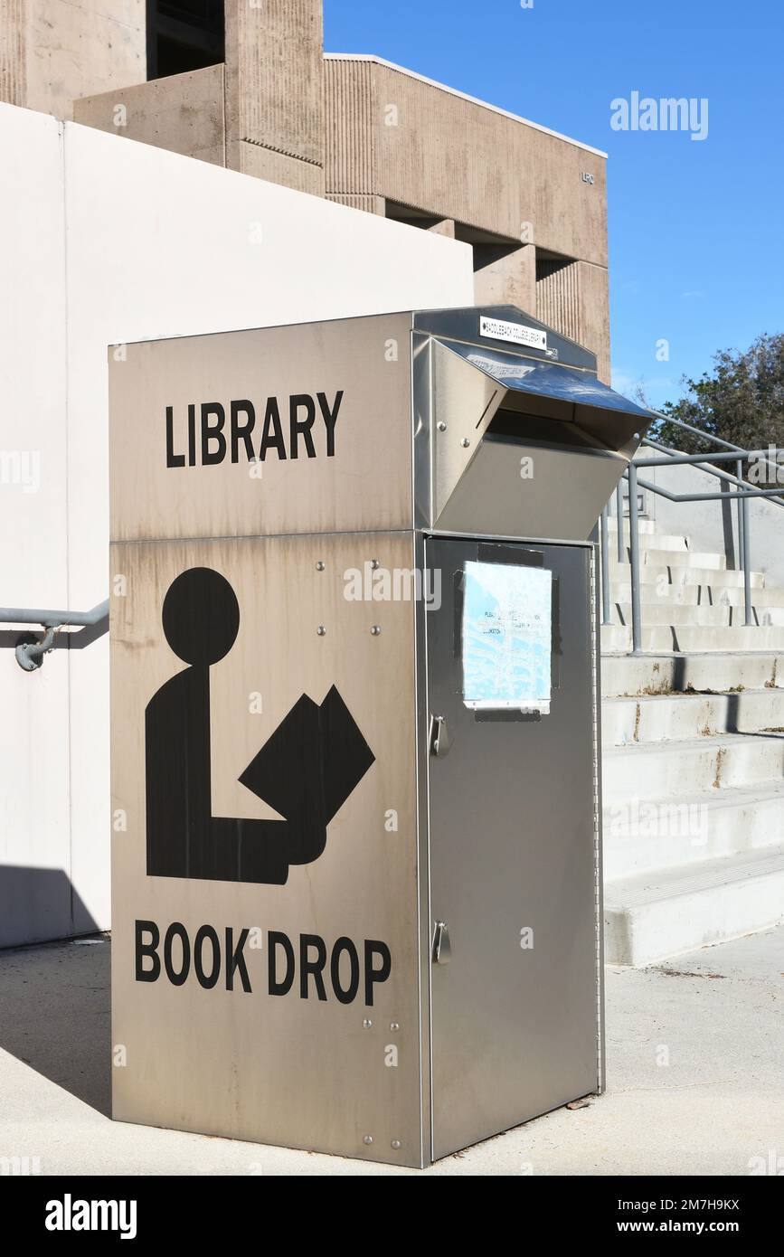 MISSION VIEJO, KALIFORNIEN - 8. JANUAR 2023: Library Book Drop on the Campus of Saddleback College. Stockfoto