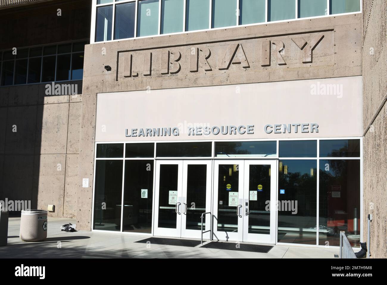 MISSION VIEJO, KALIFORNIEN - 8. JANUAR 2023: Haupteingang zum Library and Learning Resource Center auf dem Campus des Saddleback College. Stockfoto