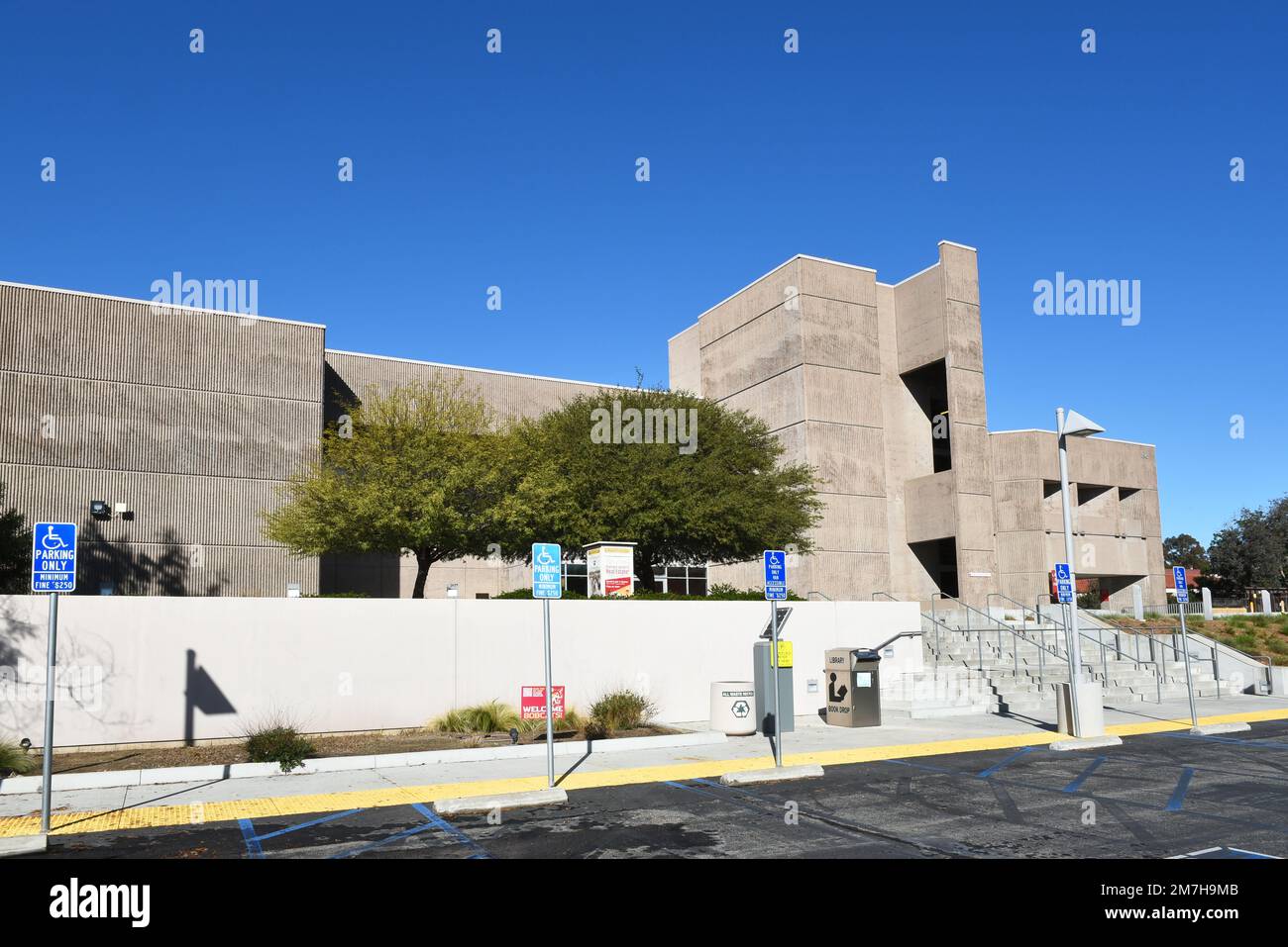 MISSION VIEJO, KALIFORNIEN - 8. JANUAR 2023: Library and Learning Resource Center vom Parkplatz auf dem Campus des Saddleback College aus gesehen. Stockfoto