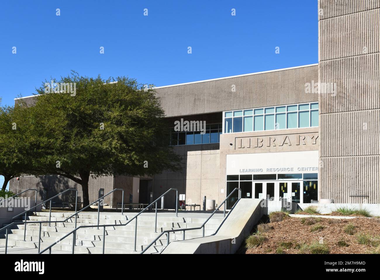 MISSION VIEJO, KALIFORNIEN - 8. JANUAR 2023: Learning Resource Center and Library auf dem Campus des Saddleback College. Stockfoto