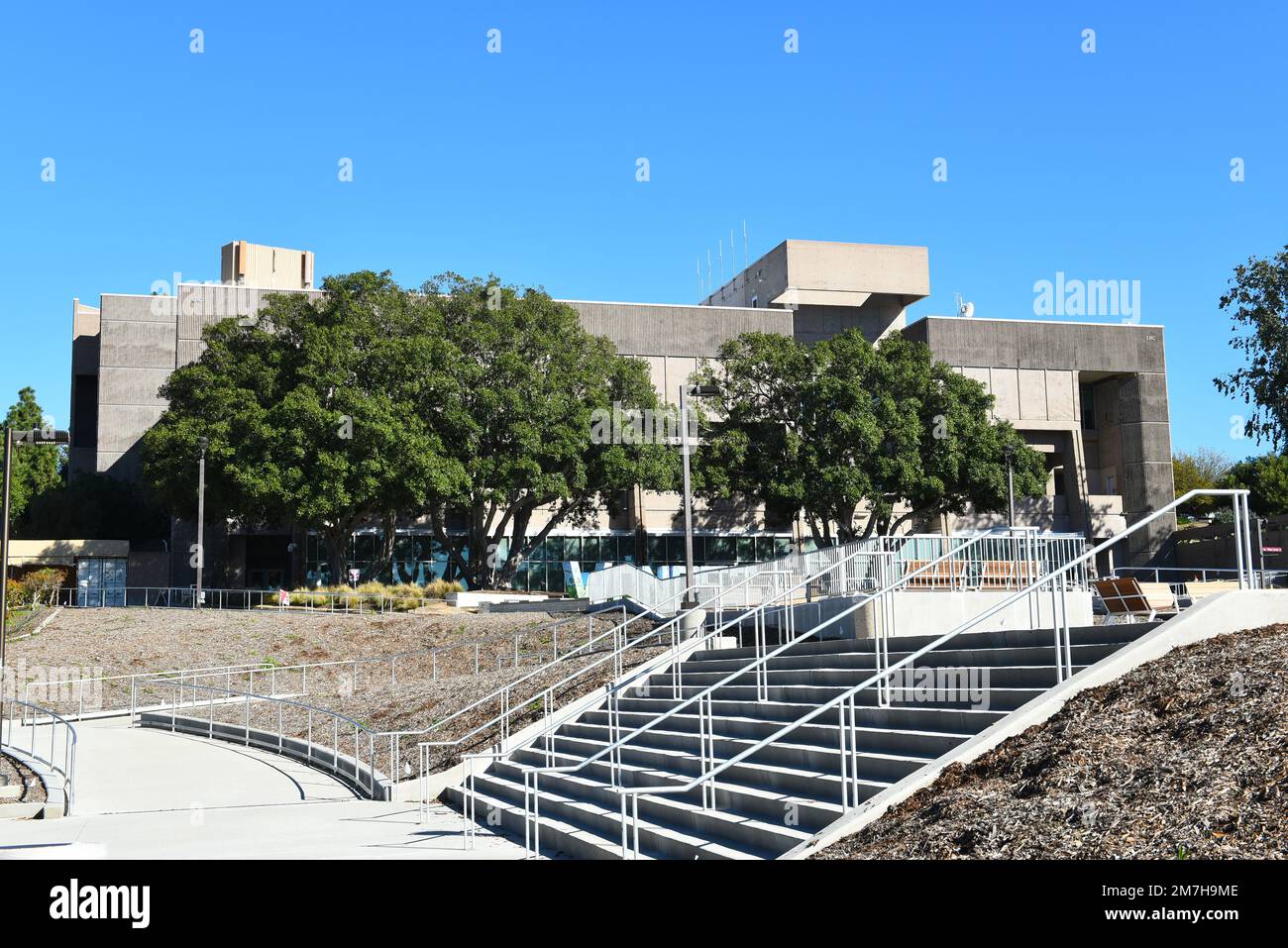 MISSION VIEJO, KALIFORNIEN - 8. JANUAR 2023: Bibliothek und Lernressourcenzentrum auf dem Campus des Saddleback College. Stockfoto