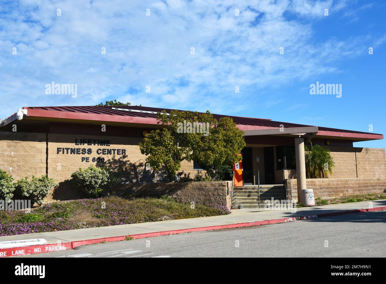 MISSION VIEJO, KALIFORNIEN - 8. JANUAR 2023: Das Lifetime Fitness Center auf dem Campus des Saddleback College. Stockfoto