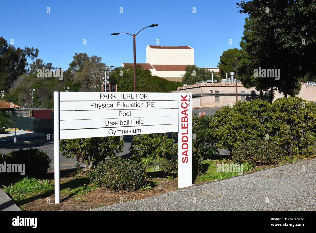 MISSION VIEJO, KALIFORNIEN - 8. JANUAR 2023: Parkplatzschild auf dem Campus des Saddleback College. Stockfoto