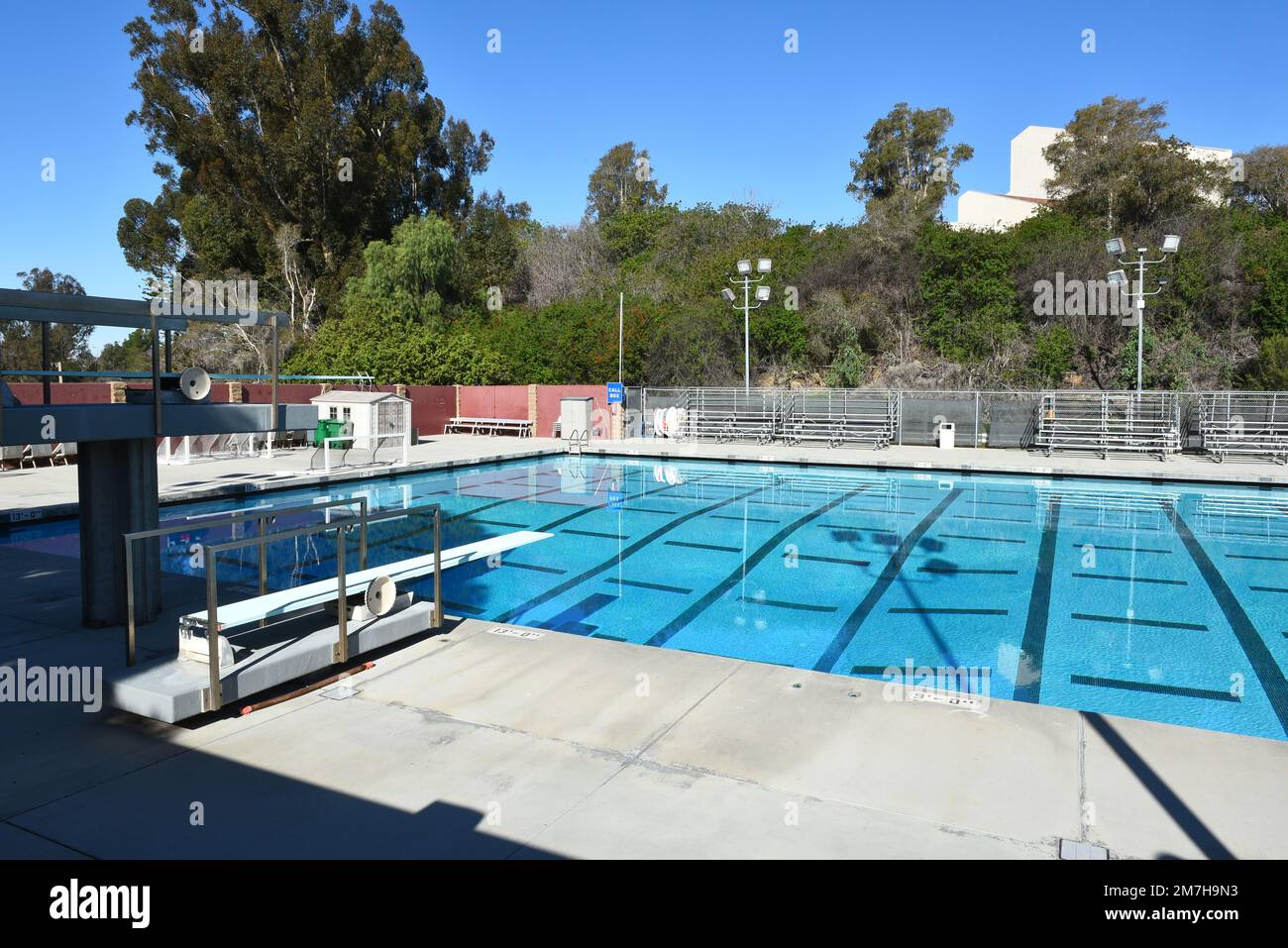 MISSION VIEJO, KALIFORNIEN - 8. JANUAR 2023: Aquatics Center Pool auf dem Campus des Saddleback College. Stockfoto