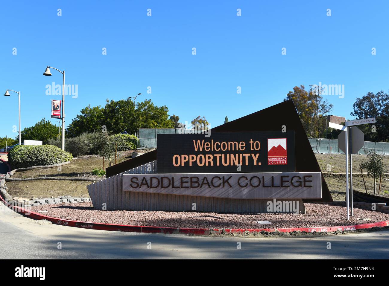 MISSION VIEJO, KALIFORNIEN - 8. JANUAR 2023: Elektronisches Marquee am Eingang zum Campus des Saddleback College. Stockfoto