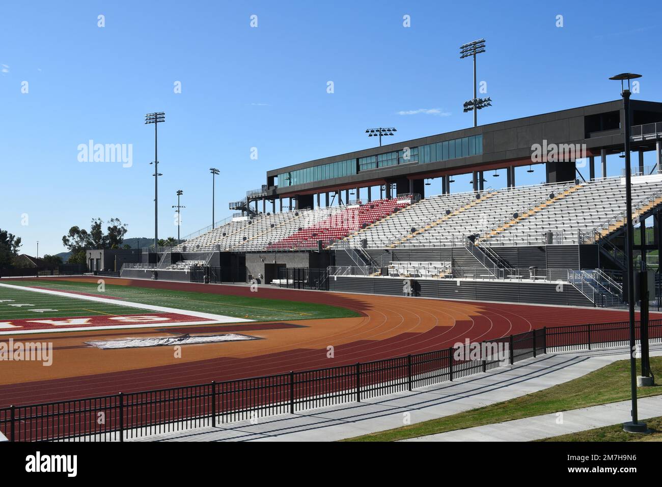 MISSION VIEJO, KALIFORNIEN - 8. JANUAR 2023: Fußballstadion-Haupttribüne auf dem Campus des Saddleback College. Stockfoto