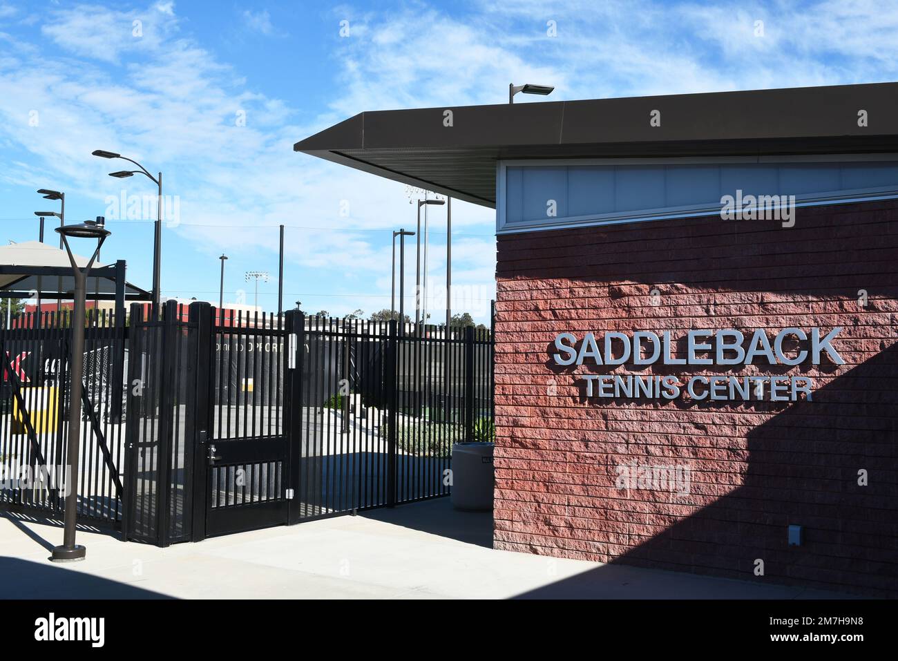 MISSION VIEJO, KALIFORNIEN - 8. JANUAR 2023: Tennis Center auf dem Campus des Saddleback College. Stockfoto