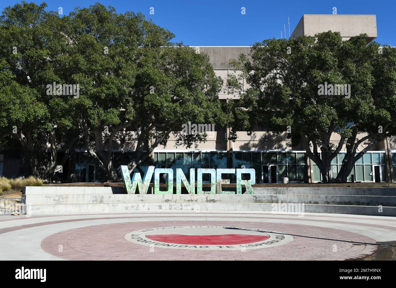 MISSION VIEJO, KALIFORNIEN - 8. JAN. 2023: Willkommen zur Gelegenheit- und Wonder-Skulptur im Amphitheater auf dem Campus des Saddleback College. Stockfoto