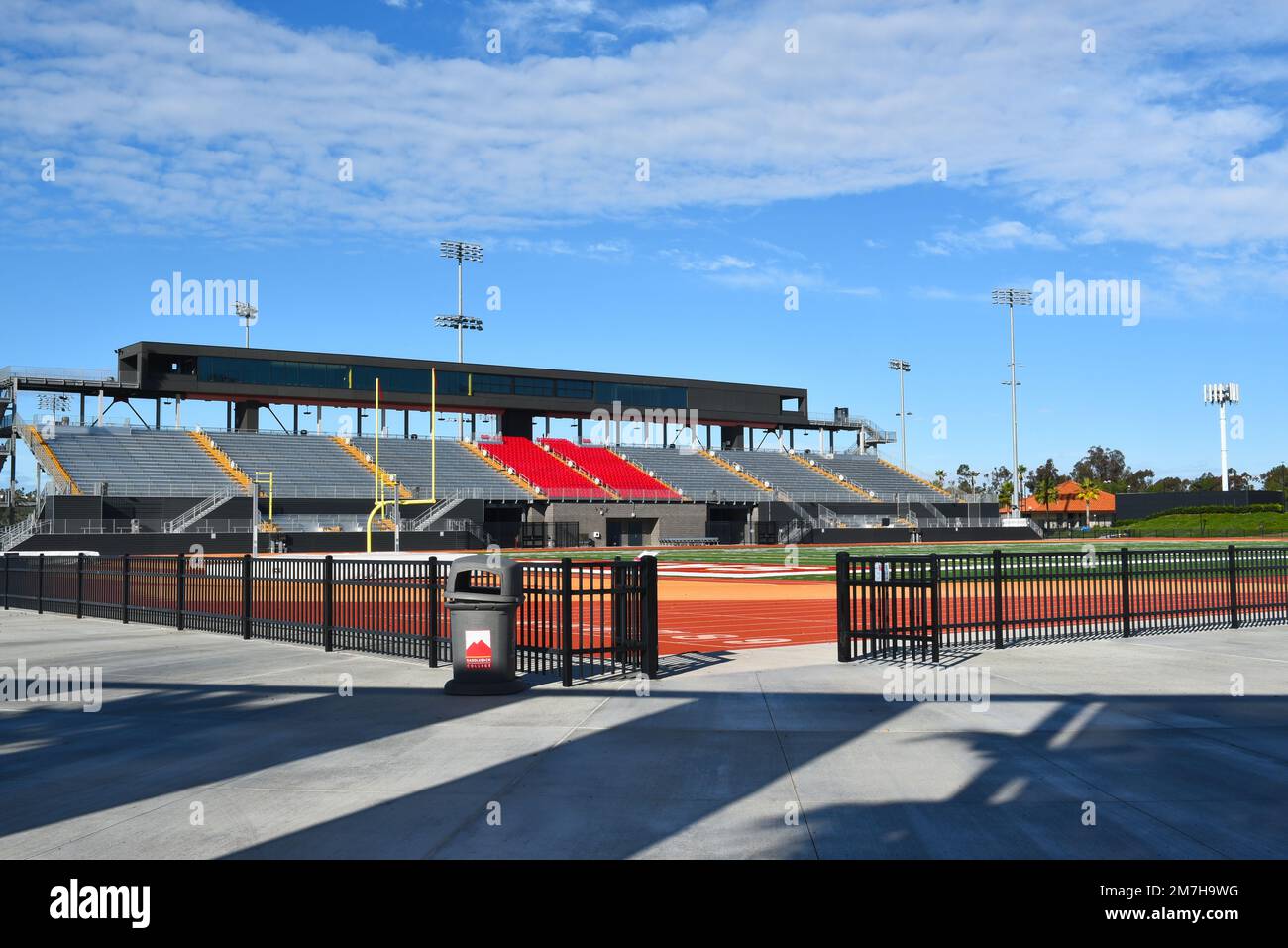MISSION VIEJO, KALIFORNIEN - 8. JANUAR 2023: Fußballstadion-Haupttribüne auf dem Campus des Saddleback College. Stockfoto