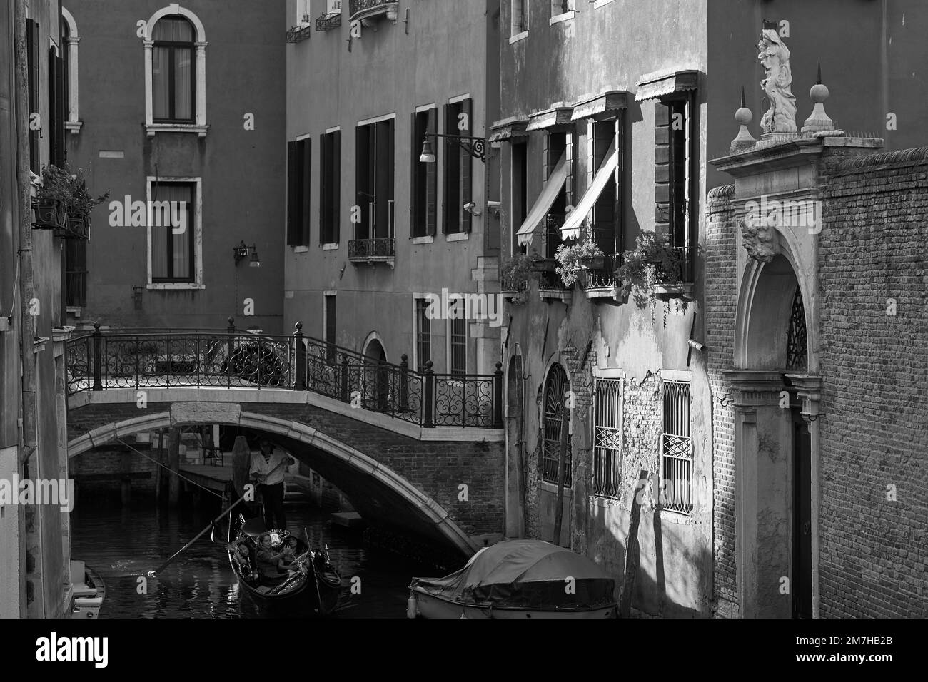 Details der venezianischen Architektur mit Brücke und Kanal Stockfoto