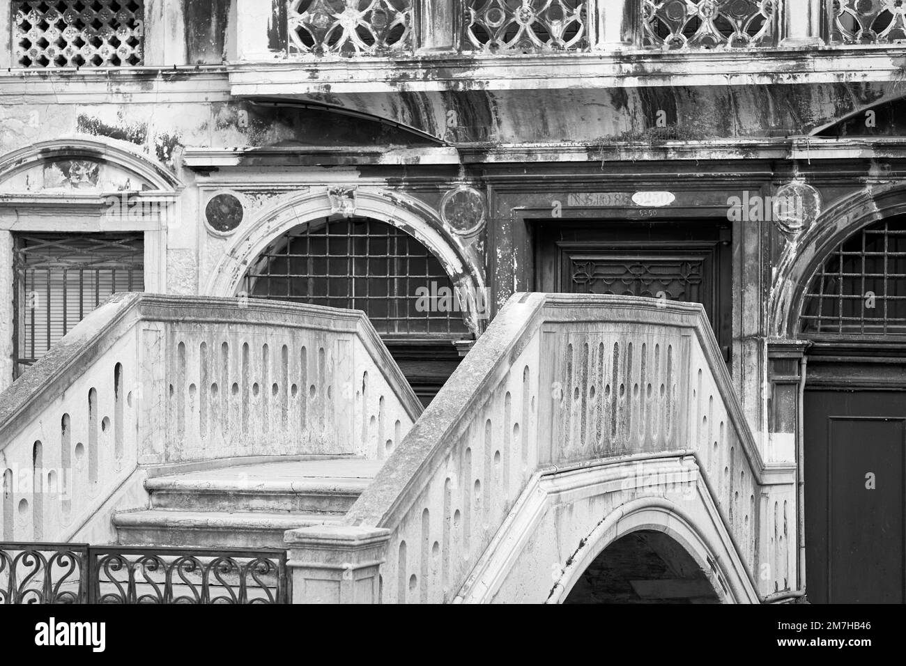Details zur venezianischen Architektur rund um eine Brücke Stockfoto