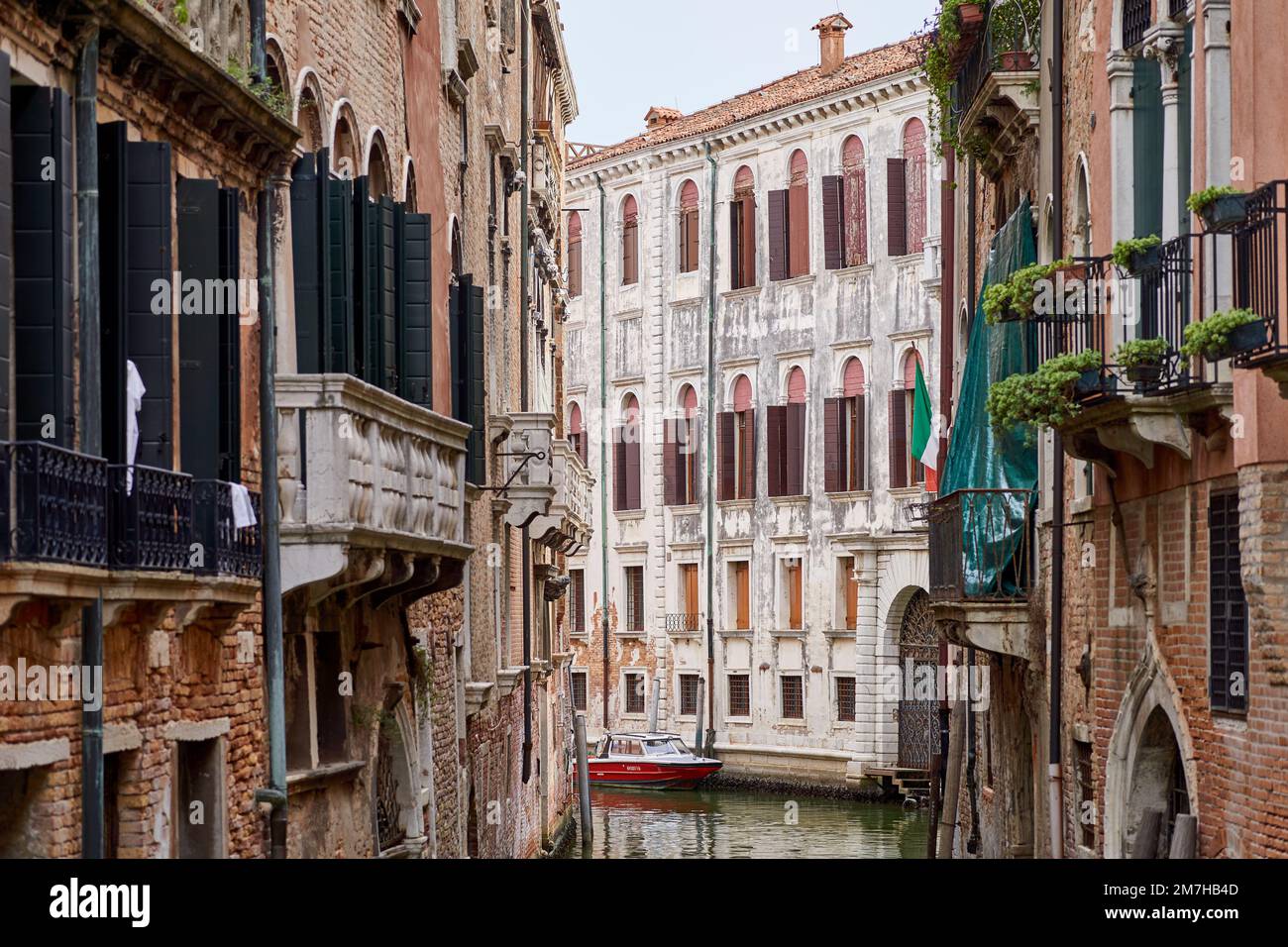 Details zur venezianischen Architektur rund um einen Kanal Stockfoto
