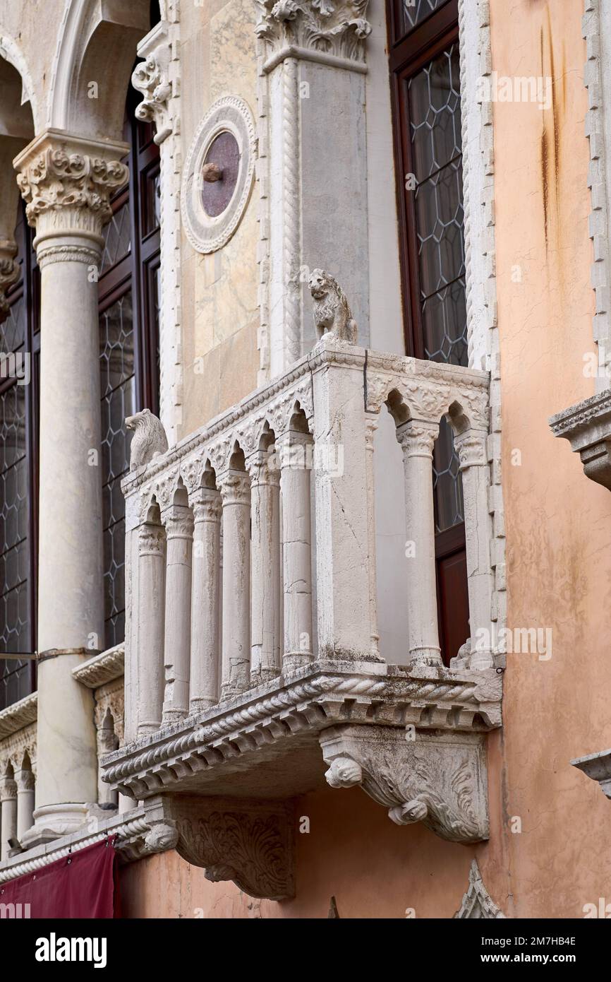 Details zur venezianischen Architektur - Balkon Stockfoto