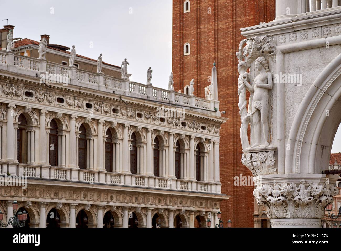 Details zur venezianischen Architektur in San Marco Stockfoto