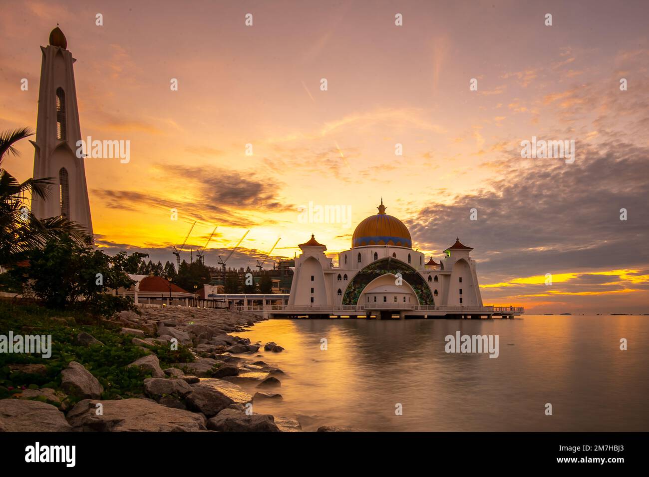 Die Moschee der Malakka-Straße ist eine Moschee auf der künstlichen Insel Malakka in Malakka, Malakka, Malaysia, die am 24. November 2006 eröffnet wurde. Stockfoto