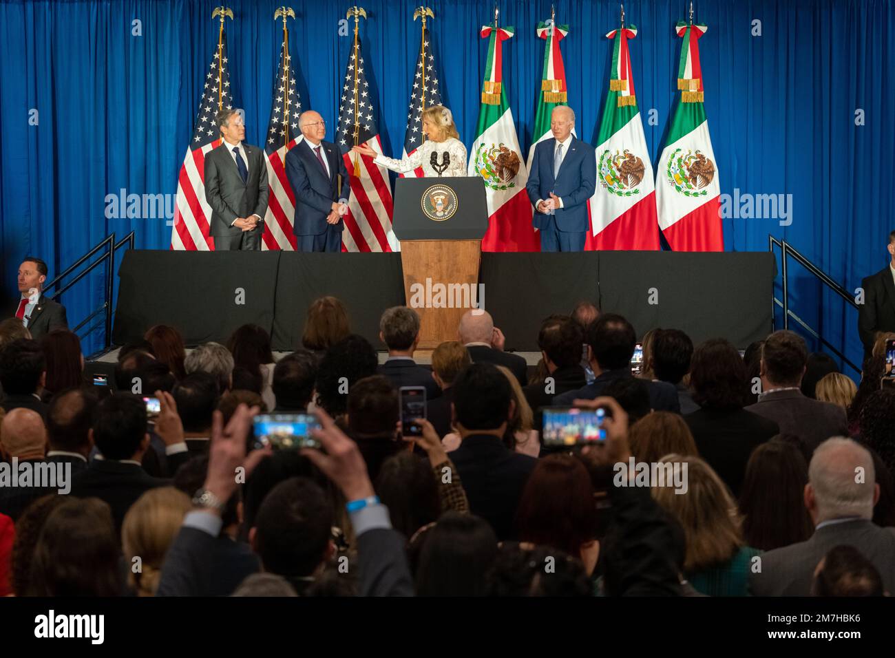 Mexiko-Stadt, Mexiko. 08. Januar 2023. US First Lady Jill Biden, Center, während eines Meetings mit den USA Botschafter, 8. Januar 2023 in Mexiko-Stadt, Mexiko. Wir schließen uns der First Lady von links an; USA Außenminister Tony Blinken, Botschafter in Mexiko Ken Salazar, First Lady Jill Biden und Präsident Joe Biden. Kredit: Ron Przysucha/State Department Photo/Alamy Live News Stockfoto