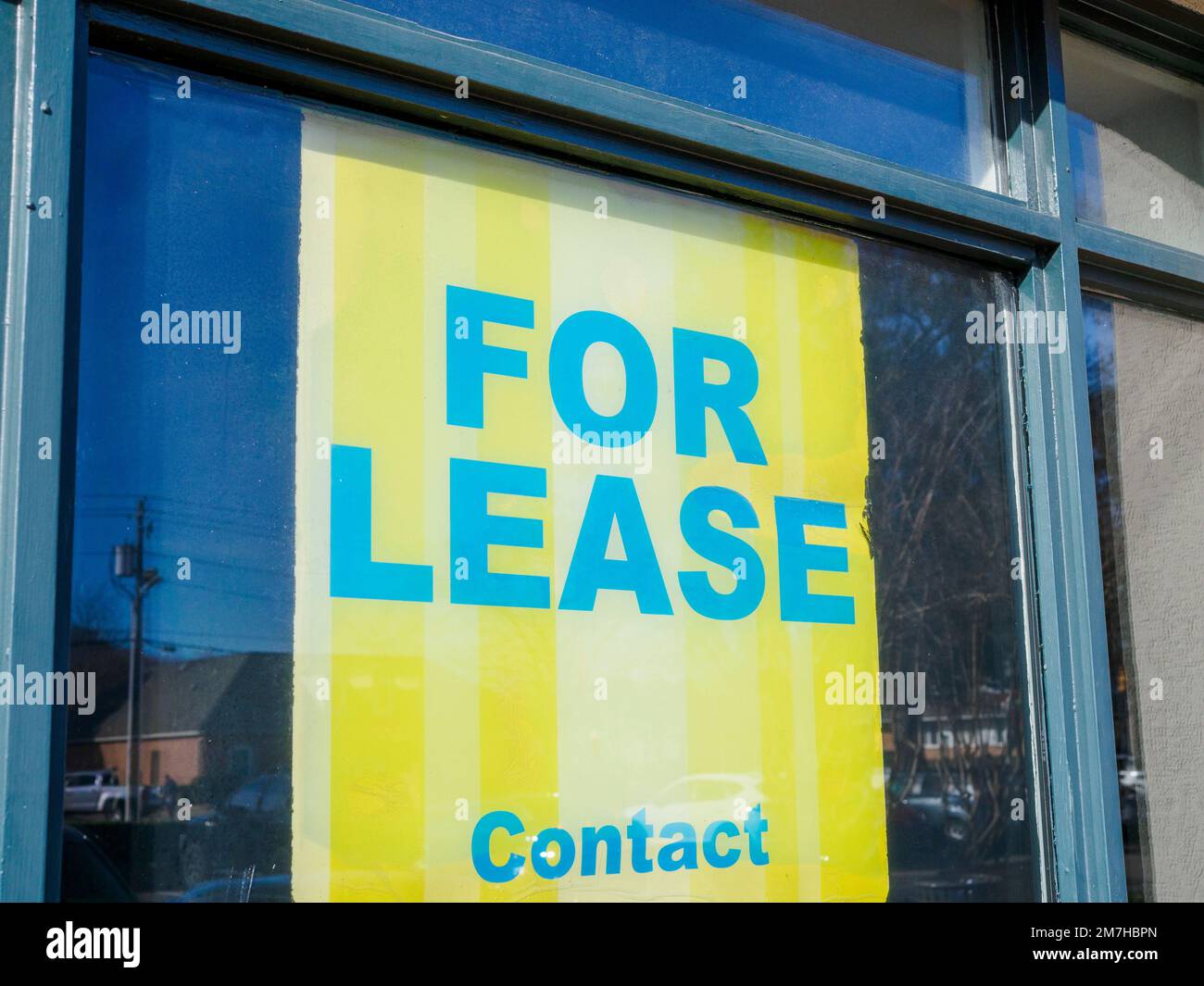 Für Immobilienvermietung steht ein Schild im Fenster des lokalen kleinen Geschäftsbereichs, das auf eine Verlangsamung des Geschäfts in Montgomery Alabama, USA, hinweist. Stockfoto