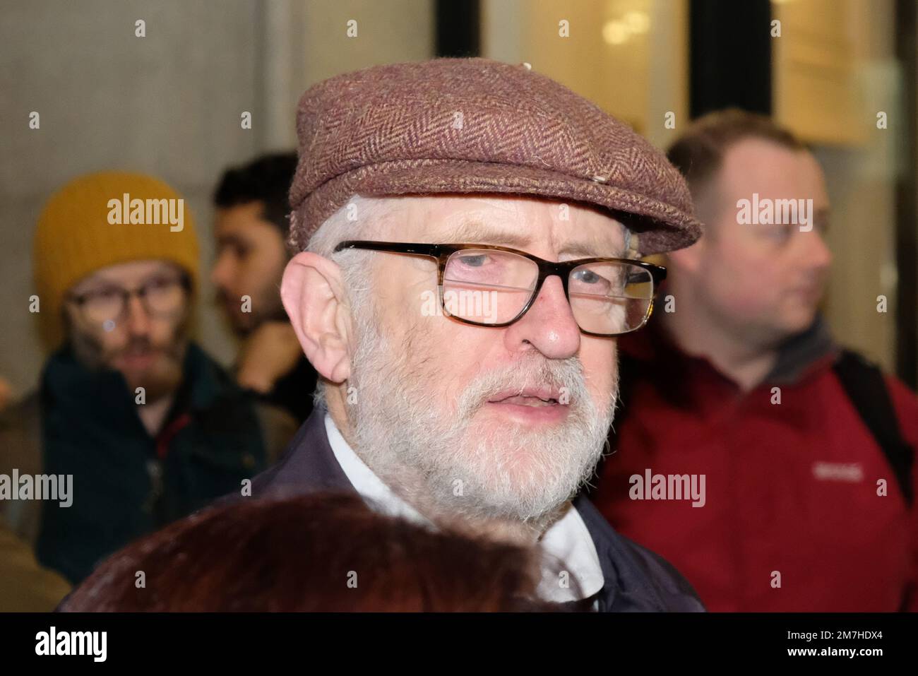 London, Großbritannien. 9. Januar 2022. Abgeordneter Jeremy Corbyn spricht auf einer Kundgebung für Demokratie und Rassismus, die nach Bolisonaro-Anhängern in der Hauptstadt Brasilia organisiert wurde und neben anderen Regierungsbüros das Kongressgebäude stürmte. In den letzten Wochen lagerten Unruhen in der Nähe von Militärstützpunkten, um das Militär zu überzeugen, einen Putsch zu vollziehen und den neu eingeweihten Präsidenten Luiz Inacio Lula da Silva aus dem Amt zu vertreiben. Kredit: Elfte Stunde Fotografie/Alamy Live News Stockfoto