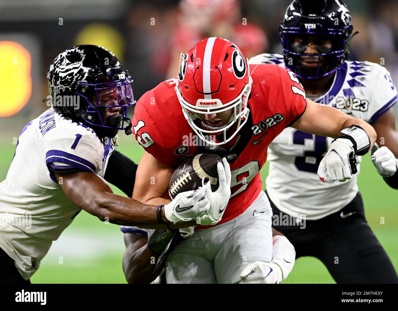 Inglewood, Usa. 09. Januar 2023. Georgia Bulldogs Tight End Brock Bowers trägt den Fußball im zweiten Quartal gegen die TCU Horned Frogs bei der NCAA College Football National Championship 2023 zwischen Georgia und TCU im SoFi Stadium in Inglewood, Kalifornien, am Montag, den 9. Januar 2023. Foto: Mike Goulding/UPI Credit: UPI/Alamy Live News Stockfoto