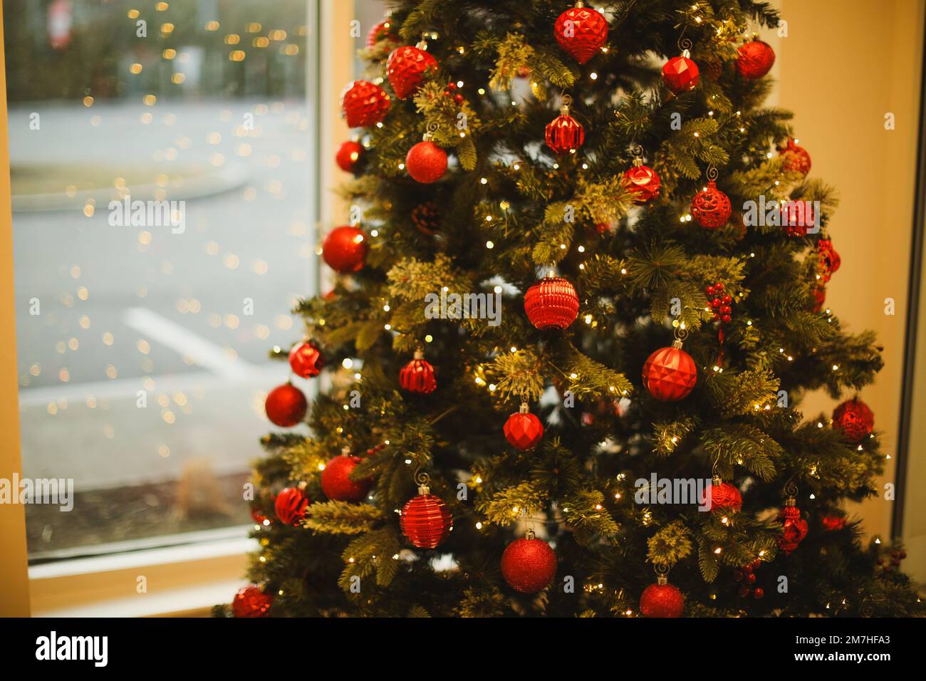 Weihnachtsbaumschmuck bringt Weihnachtslichter in warmen Farben Stockfoto