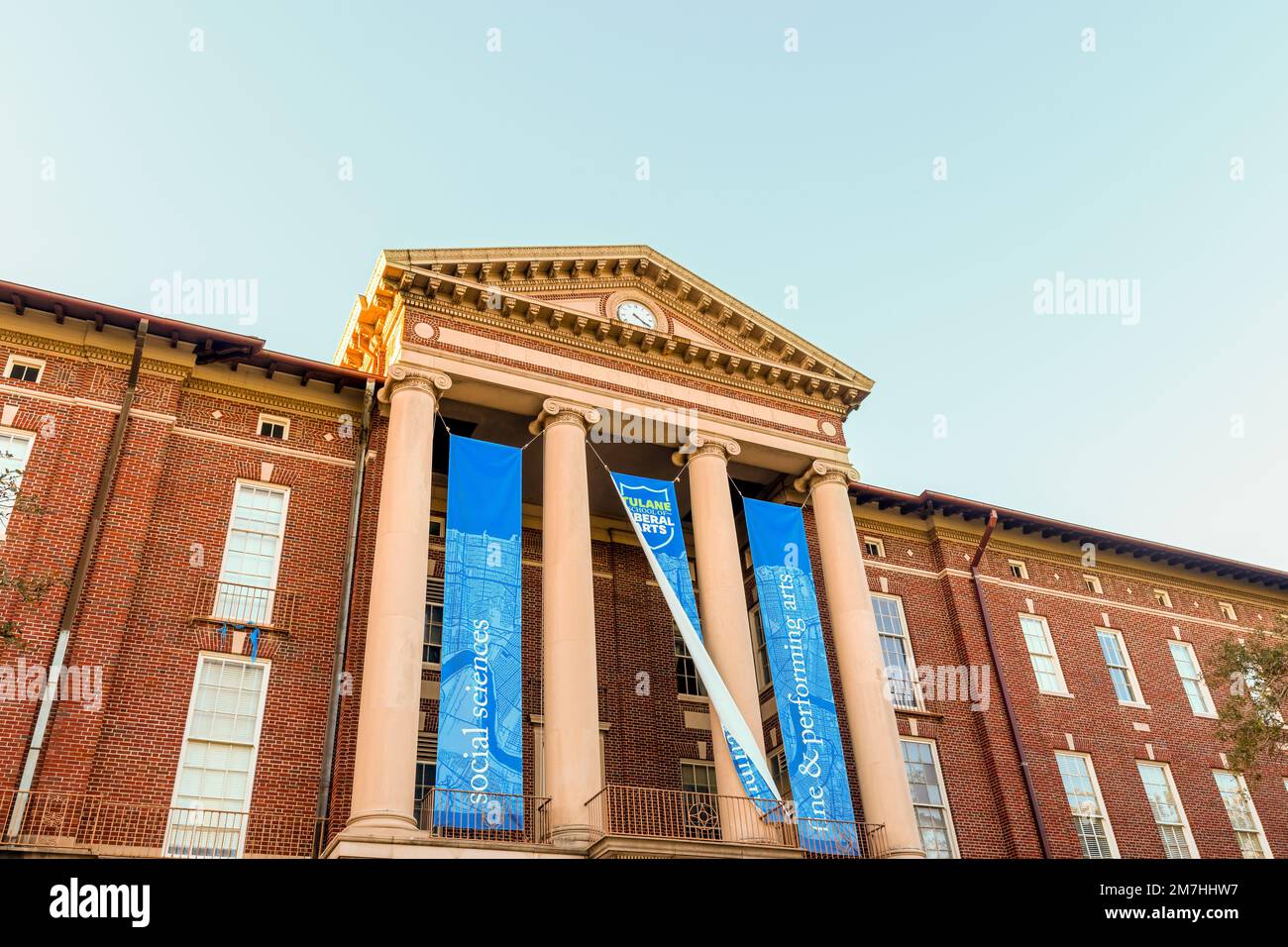 Blick auf die Newcomb Hall auf dem Campus der Tulane University am 5. Januar 2023 in New Orleans, LA, USA Stockfoto