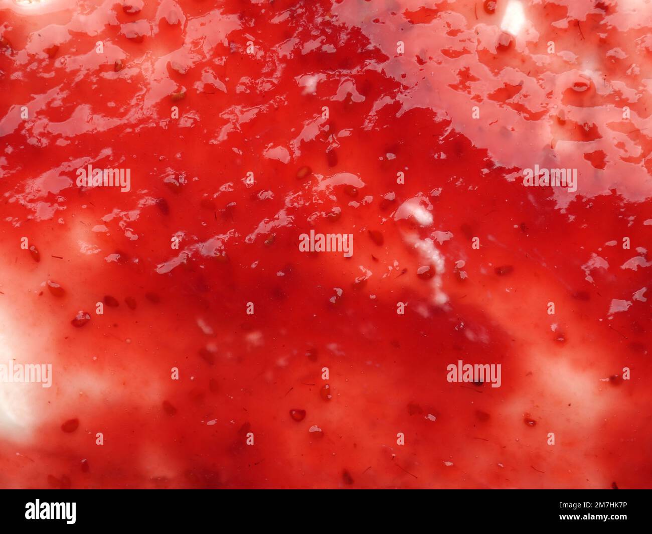 Konsistenz leckerer biologischer Himbeermarmelade auf frischem organischem Käsebruch als Hintergrund Stockfoto