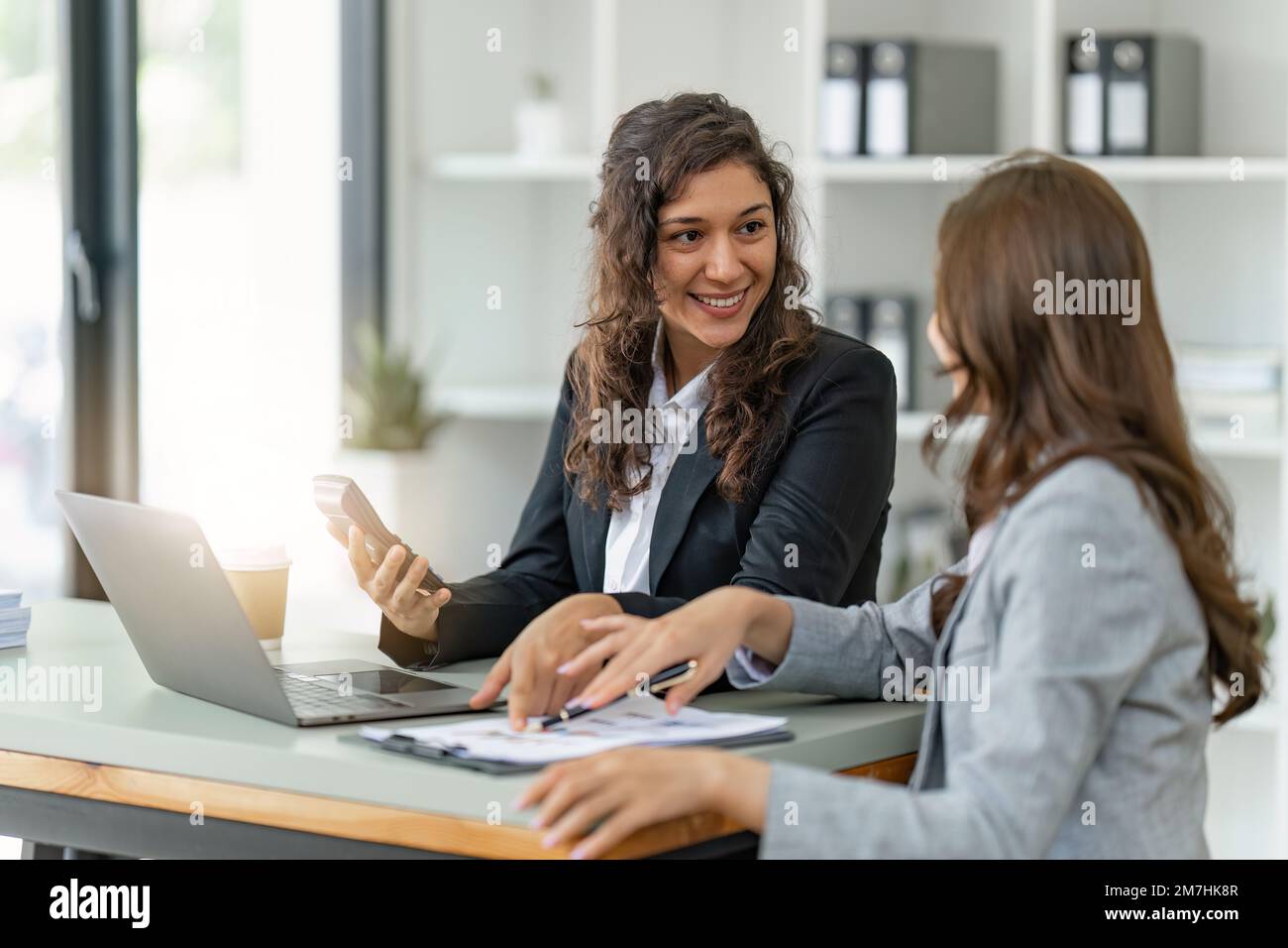 Business People Meeting zur Besprechung und Brainstorming der Finanzberichte im Heimbüro. Finanzberater Teamarbeit und Rechnungslegungskonzept Stockfoto