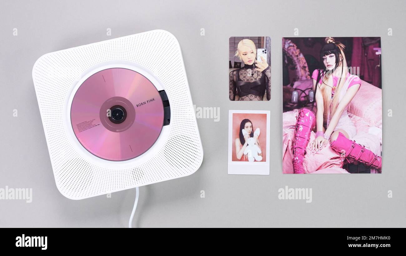 BlackPink BORN PINK 2. Album Fotokarte zum Sammeln mit Rose, Lisa, Jisoo auf Grau. Pinkfarbene Musik-CD im Player. Südkoreanische Mädchengruppe BlackPink. Leerzeichen Stockfoto