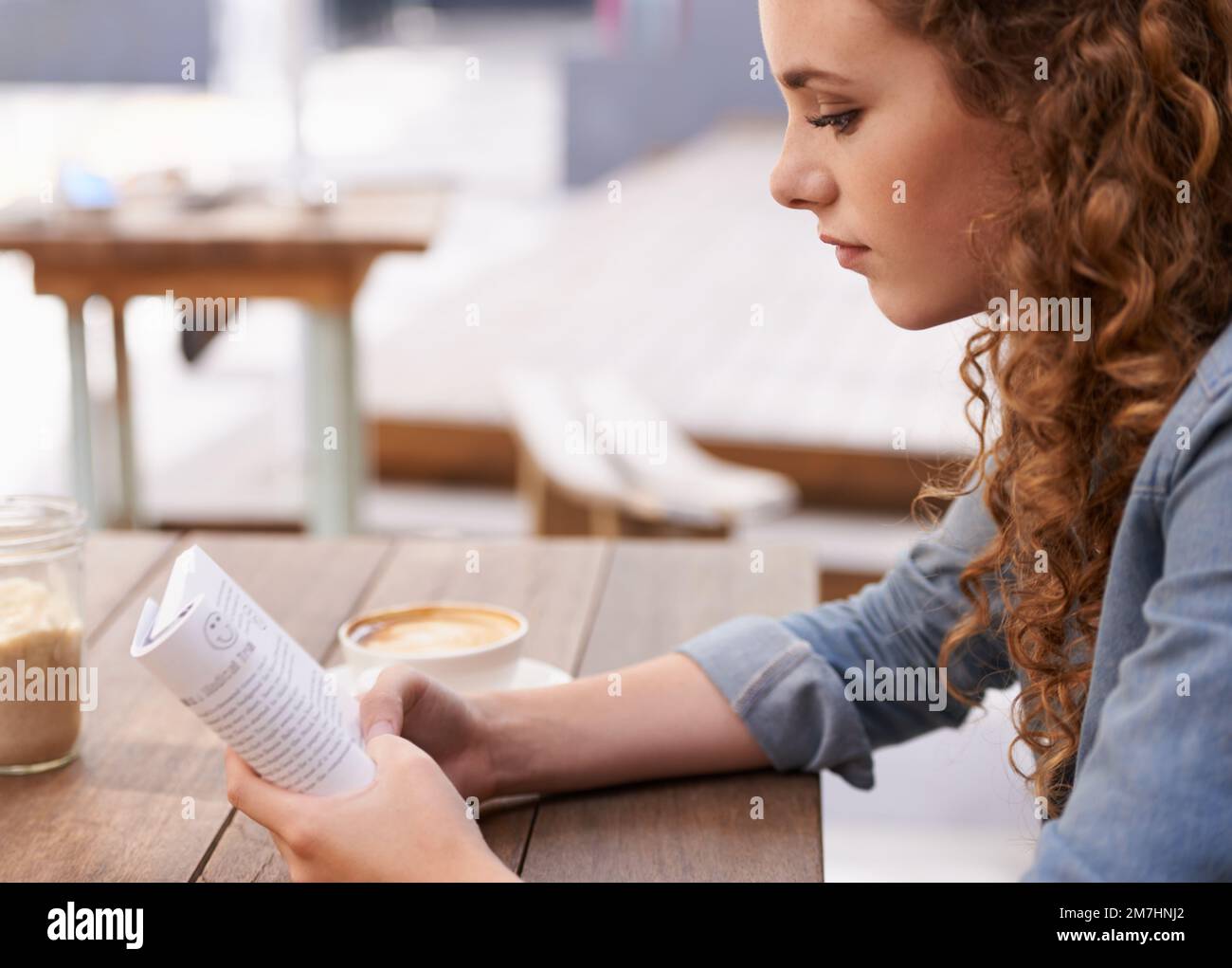 Entspannen bei einer frischen Tasse Kaffee. Eine junge Frau trinkt Kaffee in einem Café. Stockfoto