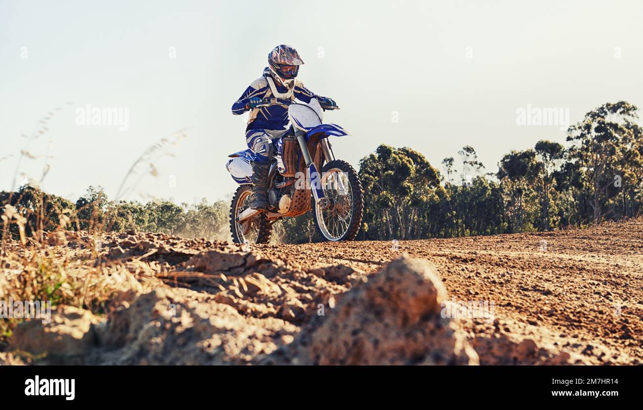 Motocross-Gelände ist kein Witz. Ein Motocross-Fahrer, der auf der schwierigen Strecke navigiert. Stockfoto