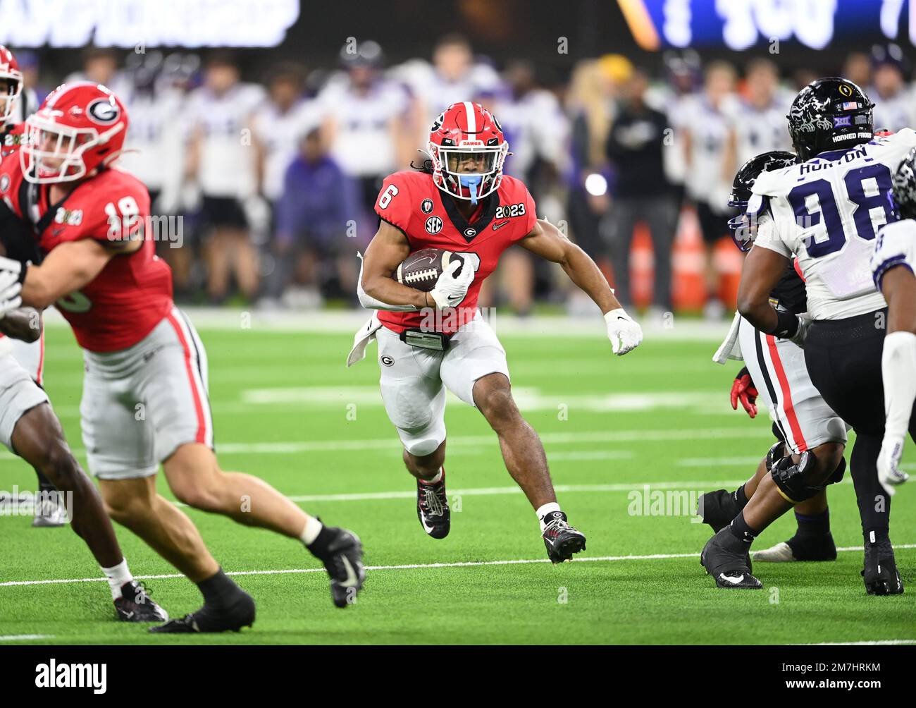 Inglewood, Usa. 09. Januar 2023. Kenny McIntosh #6 der Georgia Bulldogs trägt den Fußball in der zweiten Hälfte gegen die TCU Horned Frogs beim CFP National Championship Game im SoFi Stadium in Inglewood, Kalifornien, am Montag, den 9. Januar 2023. Georgia hat TCU 65-7 besiegt. Foto: Mike Goulding/UPI Credit: UPI/Alamy Live News Stockfoto