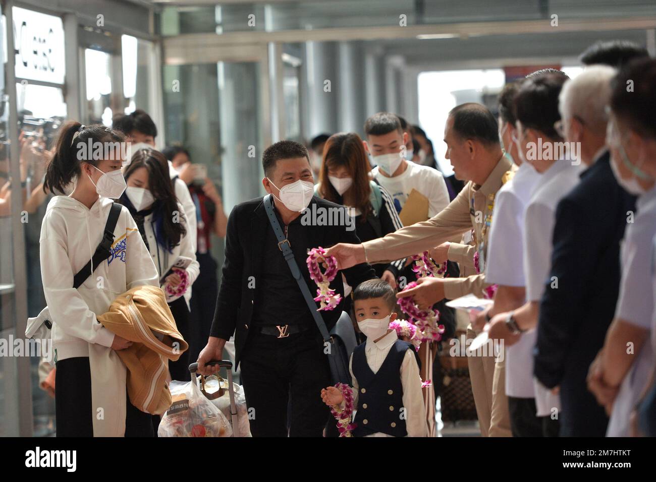 (230110) -- BANGKOK, 10. Januar 2023 (Xinhua) -- Chinesische Passagiere werden von thailändischen Beamten am Suvarnabhumi Airport in Samut Prakan, Thailand, 9. Januar 2023 begrüßt. Thailand begrüßte am Montag die Ankunft Tausender chinesischer Touristen in seiner Hauptstadt Bangkok, der ersten Gruppe nach Chinas Optimierung der COVID-19-Strategie, die am 8. Januar in Kraft trat. Am Flughafen Suvarnabhumi begrüßten der stellvertretende thailändische Ministerpräsident und Gesundheitsminister Anutin Charnvirakul und andere hochrangige Beamte 269 Touristen aus der chinesischen Stadt Xiamen, die mit Blumen und Geschenktüten begrüßt wurden. (Xinh Stockfoto