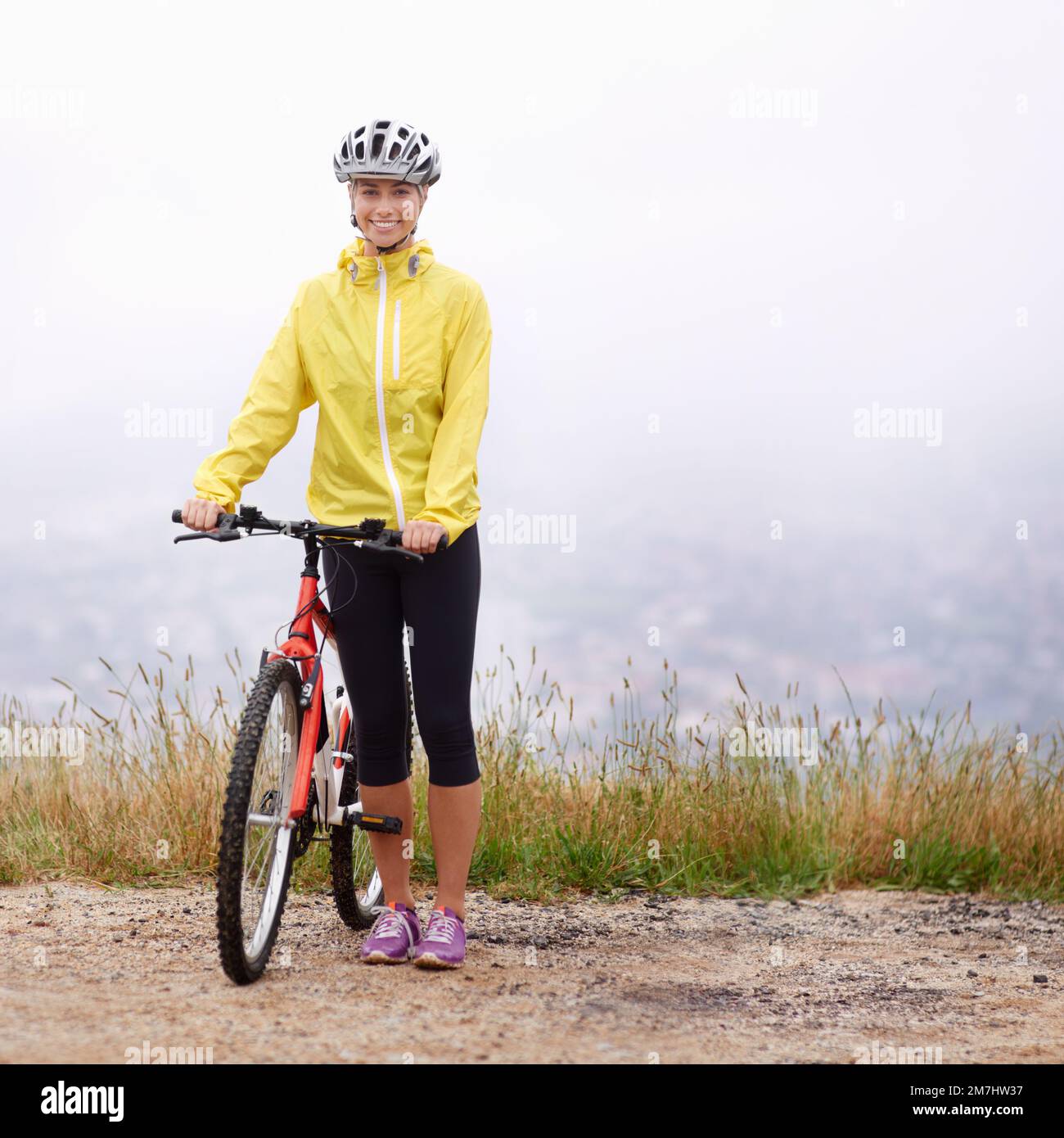 Seine alwa. Eine weibliche Mountainbiker für einen frühen Morgenritt. Stockfoto