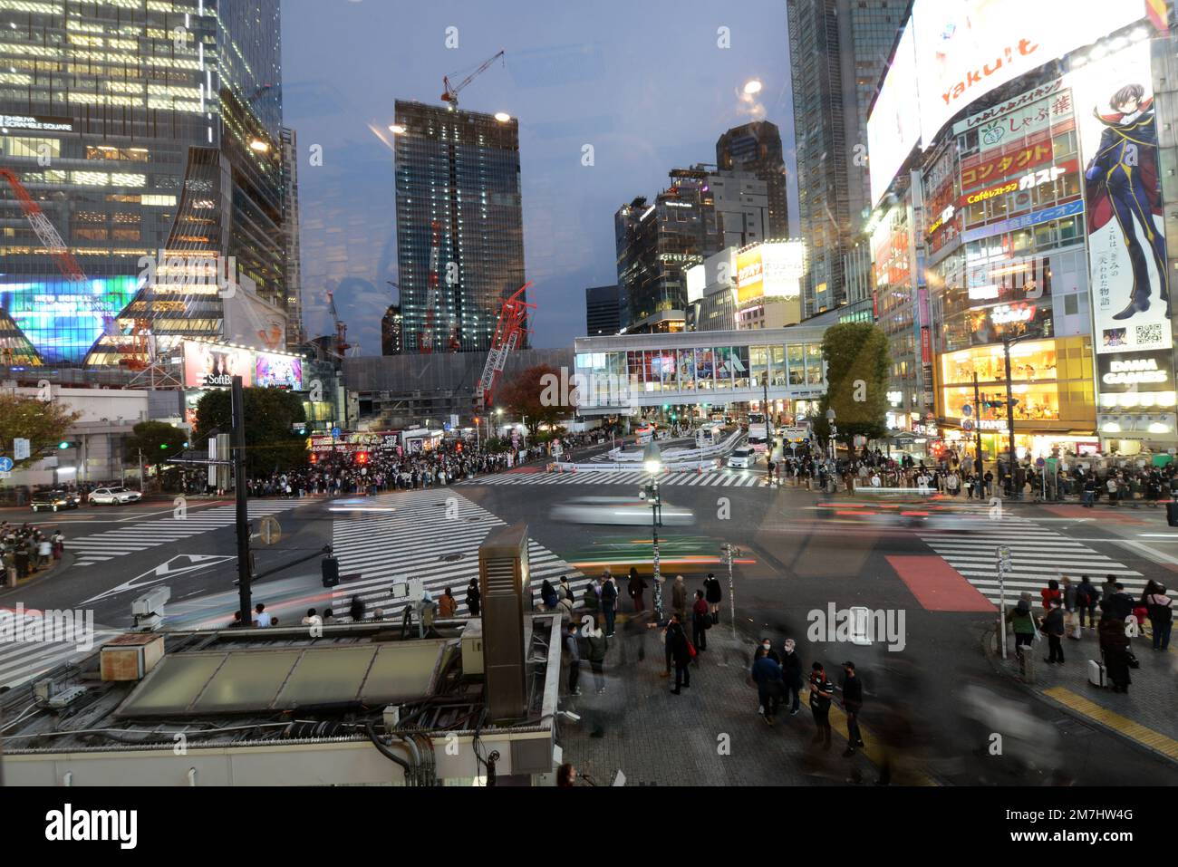 Shibuya Crossing ist die geschäftigste Fußgängerüberquerung der Welt. Shibuya, Tokio, Japan. Stockfoto