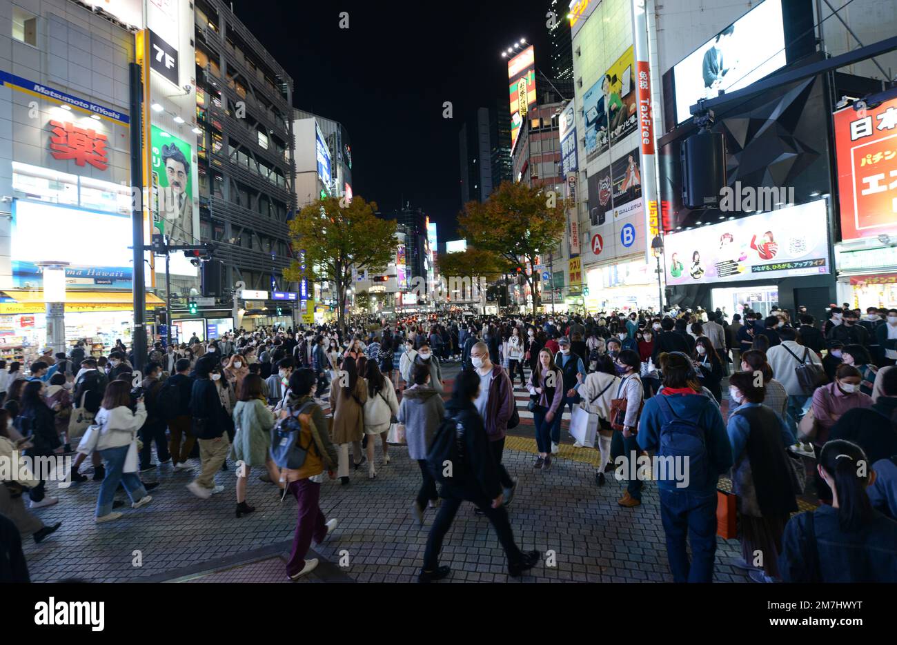 Die geschäftige Fußgängerzone führt unter 109 Shibuya, Tokio, Japan. Stockfoto