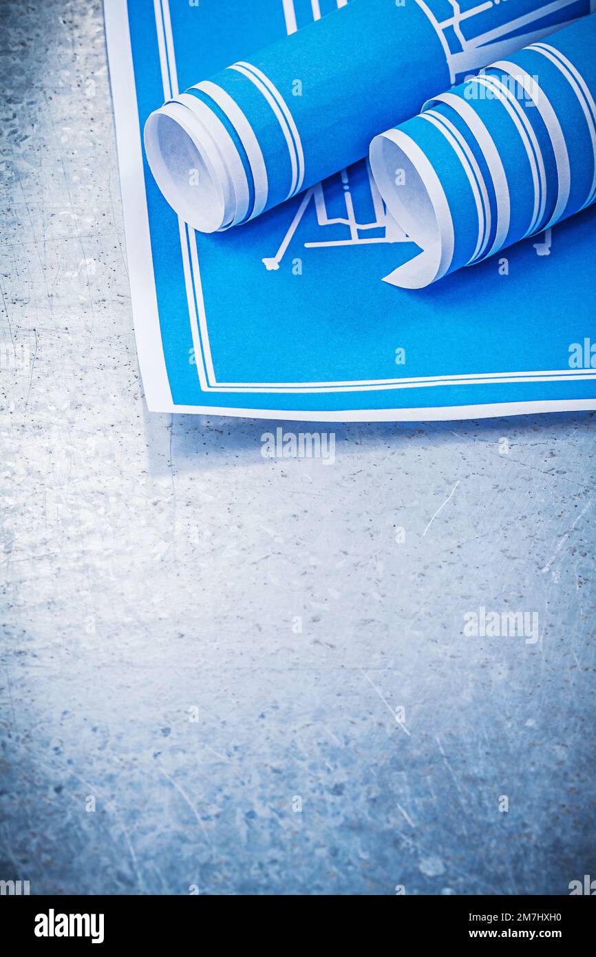 Zusammensetzung blauer Baupläne zum metallischen Hintergrundbaukonzept. Stockfoto