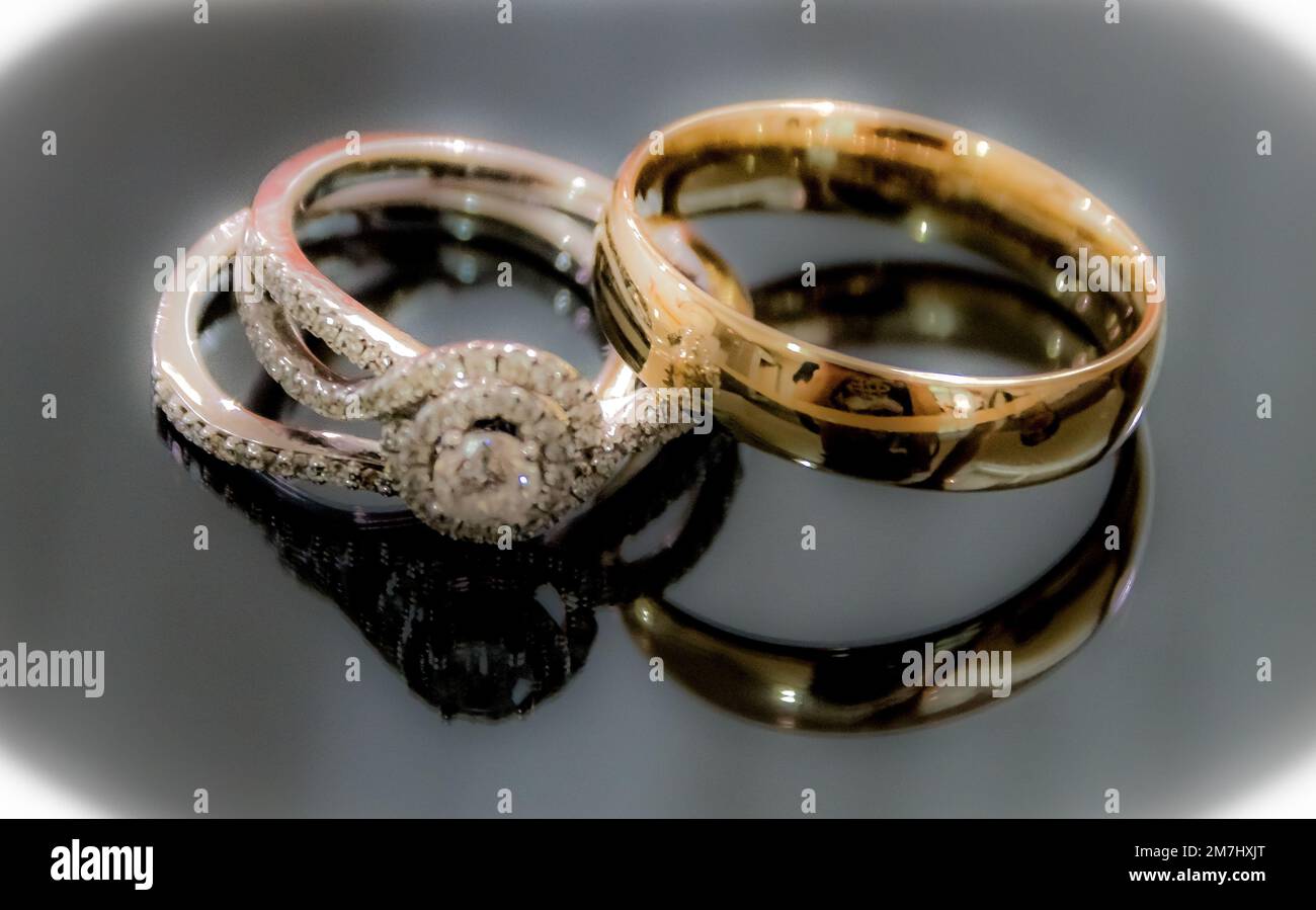 Zwei Ringe für einen Hochzeitsservice Stockfoto