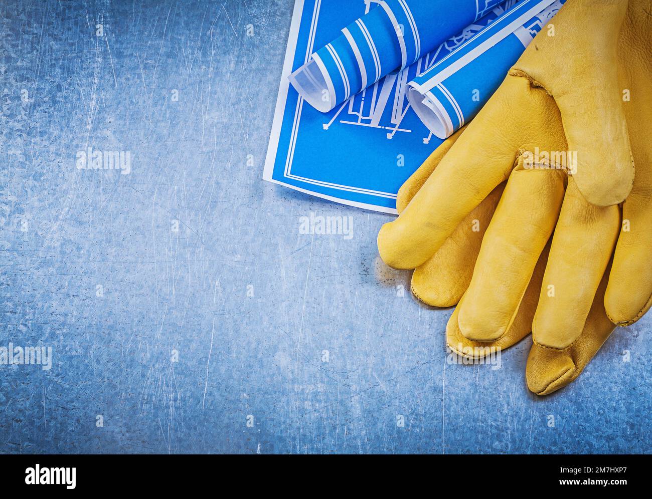 Zusammensetzung der blau aufgerollten Schutzhandschuhe. Stockfoto