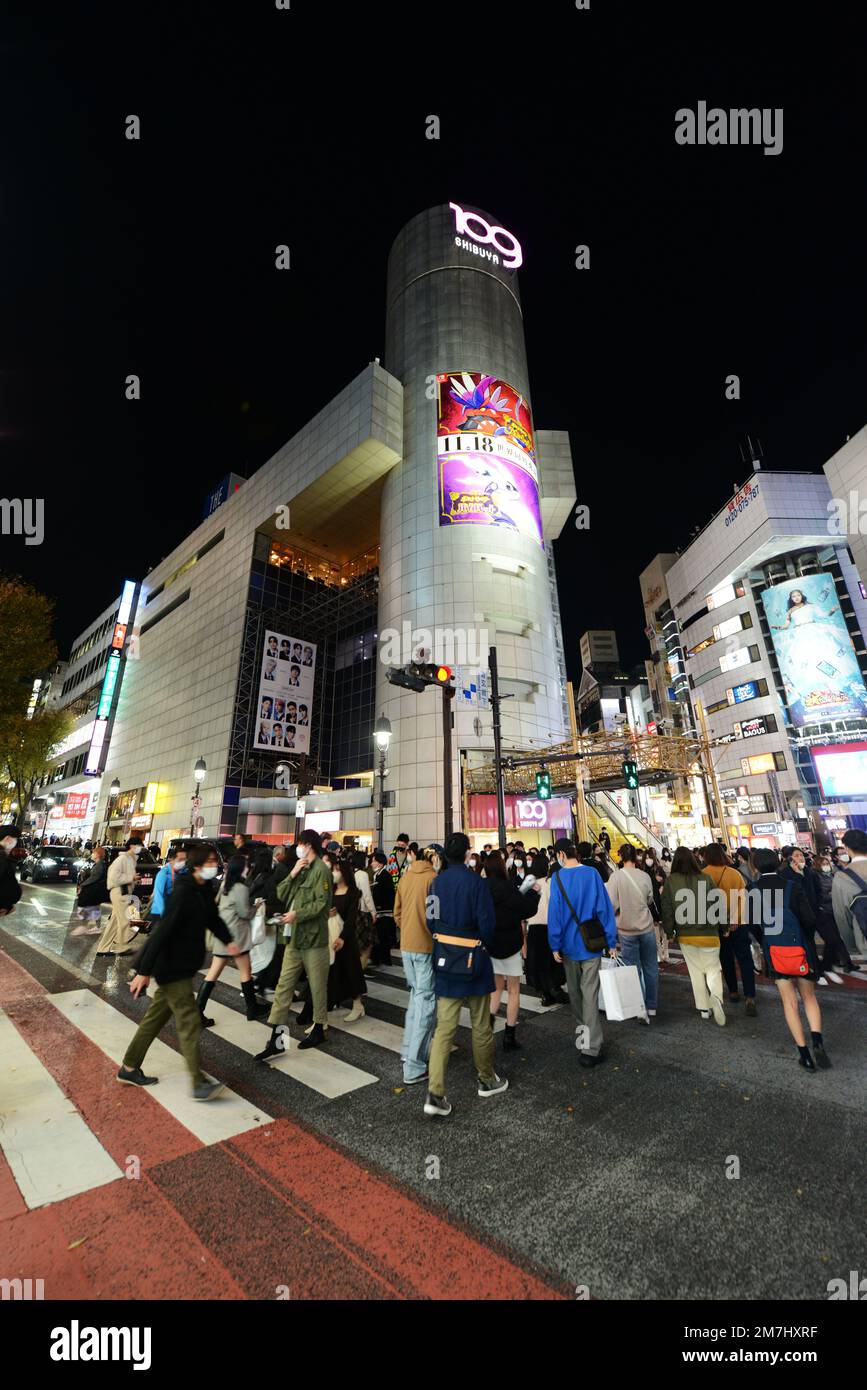 Die geschäftige Fußgängerzone führt unter 109 Shibuya, Tokio, Japan. Stockfoto